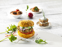 Vegi-Burger mit veganer Mayonnaise